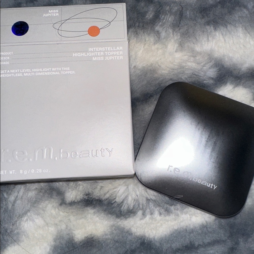 r.e.m. Beauty Highlighter in Miss Jupiter NEW - Picture 3 of 3